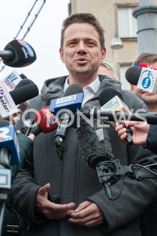  22.10.2018 WARSZAWA<br />PREZYDENT ELEKT RAFAL TRASKOWSKI ROZDAJE PACZKI I KAWE<br />N/Z RAFAL TRZASKOWSKI<br /> 