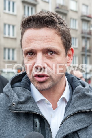  22.10.2018 WARSZAWA<br />PREZYDENT ELEKT RAFAL TRASKOWSKI ROZDAJE PACZKI I KAWE<br />N/Z RAFAL TRZASKOWSKI<br /> 