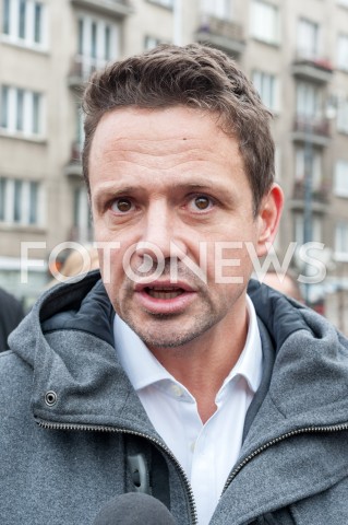  22.10.2018 WARSZAWA<br />PREZYDENT ELEKT RAFAL TRASKOWSKI ROZDAJE PACZKI I KAWE<br />N/Z RAFAL TRZASKOWSKI<br /> 