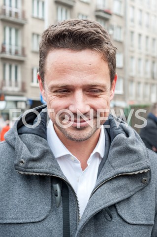  22.10.2018 WARSZAWA<br />PREZYDENT ELEKT RAFAL TRASKOWSKI ROZDAJE PACZKI I KAWE<br />N/Z RAFAL TRZASKOWSKI<br /> 