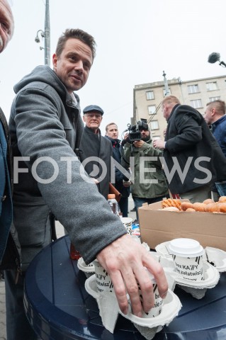  22.10.2018 WARSZAWA<br />PREZYDENT ELEKT RAFAL TRASKOWSKI ROZDAJE PACZKI I KAWE<br />N/Z RAFAL TRZASKOWSKI<br /> 
