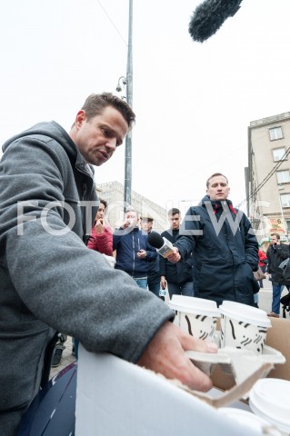  22.10.2018 WARSZAWA<br />PREZYDENT ELEKT RAFAL TRASKOWSKI ROZDAJE PACZKI I KAWE<br />N/Z RAFAL TRZASKOWSKI<br /> 
