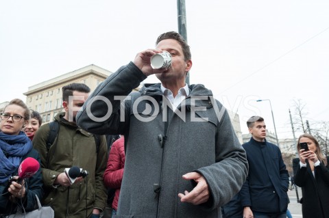  22.10.2018 WARSZAWA<br />PREZYDENT ELEKT RAFAL TRASKOWSKI ROZDAJE PACZKI I KAWE<br />N/Z RAFAL TRZASKOWSKI<br /> 