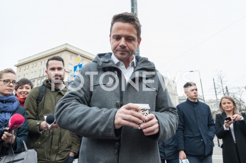  22.10.2018 WARSZAWA<br />PREZYDENT ELEKT RAFAL TRASKOWSKI ROZDAJE PACZKI I KAWE<br />N/Z RAFAL TRZASKOWSKI<br /> 