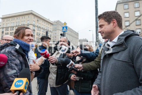  22.10.2018 WARSZAWA<br />PREZYDENT ELEKT RAFAL TRASKOWSKI ROZDAJE PACZKI I KAWE<br />N/Z RAFAL TRZASKOWSKI<br /> 