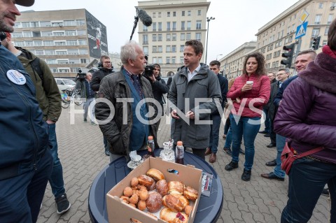  22.10.2018 WARSZAWA<br />PREZYDENT ELEKT RAFAL TRASKOWSKI ROZDAJE PACZKI I KAWE<br />N/Z RAFAL TRZASKOWSKI<br /> 
