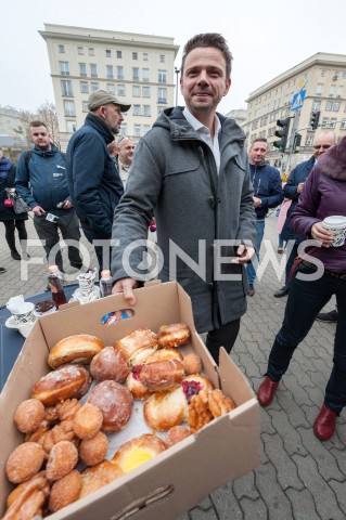  22.10.2018 WARSZAWA<br />PREZYDENT ELEKT RAFAL TRASKOWSKI ROZDAJE PACZKI I KAWE<br />N/Z RAFAL TRZASKOWSKI<br /> 