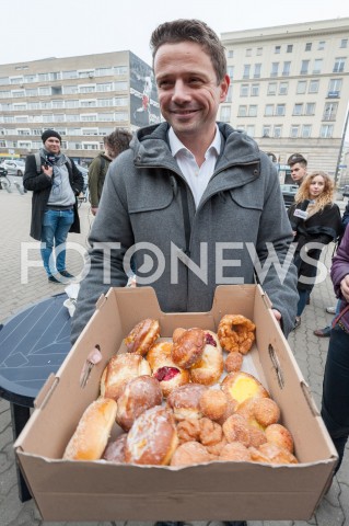  22.10.2018 WARSZAWA<br />PREZYDENT ELEKT RAFAL TRASKOWSKI ROZDAJE PACZKI I KAWE<br />N/Z RAFAL TRZASKOWSKI<br /> 