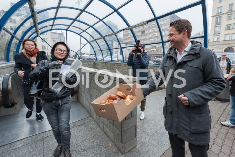  22.10.2018 WARSZAWA<br />PREZYDENT ELEKT RAFAL TRASKOWSKI ROZDAJE PACZKI I KAWE<br />N/Z RAFAL TRZASKOWSKI<br /> 