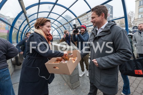  22.10.2018 WARSZAWA<br />PREZYDENT ELEKT RAFAL TRASKOWSKI ROZDAJE PACZKI I KAWE<br />N/Z RAFAL TRZASKOWSKI<br /> 