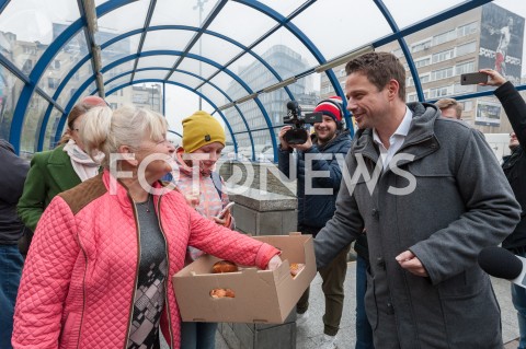  22.10.2018 WARSZAWA<br />PREZYDENT ELEKT RAFAL TRASKOWSKI ROZDAJE PACZKI I KAWE<br />N/Z RAFAL TRZASKOWSKI<br /> 