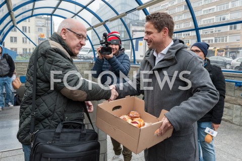 Prezydent elekt Rafał Trzaskowski rozdaje pączki i kawę w Warszawie