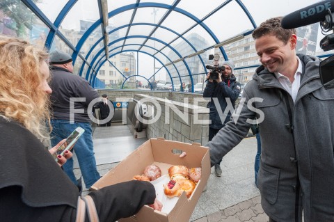  22.10.2018 WARSZAWA<br />PREZYDENT ELEKT RAFAL TRASKOWSKI ROZDAJE PACZKI I KAWE<br />N/Z RAFAL TRZASKOWSKI<br /> 