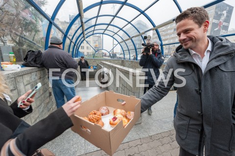  22.10.2018 WARSZAWA<br />PREZYDENT ELEKT RAFAL TRASKOWSKI ROZDAJE PACZKI I KAWE<br />N/Z RAFAL TRZASKOWSKI<br /> 