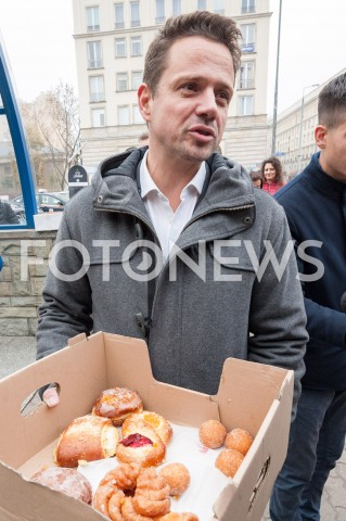  22.10.2018 WARSZAWA<br />PREZYDENT ELEKT RAFAL TRASKOWSKI ROZDAJE PACZKI I KAWE<br />N/Z RAFAL TRZASKOWSKI<br /> 