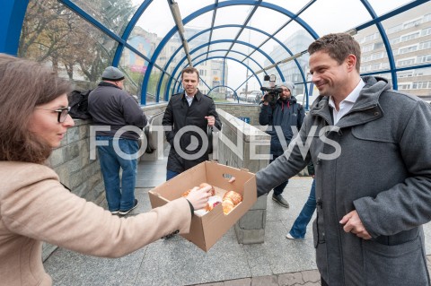  22.10.2018 WARSZAWA<br />PREZYDENT ELEKT RAFAL TRASKOWSKI ROZDAJE PACZKI I KAWE<br />N/Z RAFAL TRZASKOWSKI<br /> 