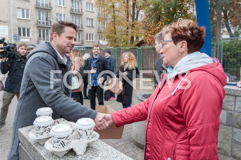  22.10.2018 WARSZAWA<br />PREZYDENT ELEKT RAFAL TRASKOWSKI ROZDAJE PACZKI I KAWE<br />N/Z RAFAL TRZASKOWSKI<br /> 