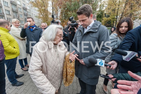  22.10.2018 WARSZAWA<br />PREZYDENT ELEKT RAFAL TRASKOWSKI ROZDAJE PACZKI I KAWE<br />N/Z RAFAL TRZASKOWSKI<br /> 