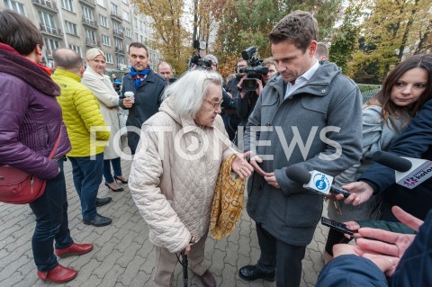  22.10.2018 WARSZAWA<br />PREZYDENT ELEKT RAFAL TRASKOWSKI ROZDAJE PACZKI I KAWE<br />N/Z RAFAL TRZASKOWSKI<br /> 