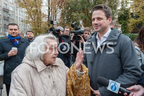  22.10.2018 WARSZAWA<br />PREZYDENT ELEKT RAFAL TRASKOWSKI ROZDAJE PACZKI I KAWE<br />N/Z RAFAL TRZASKOWSKI<br /> 