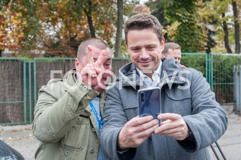  22.10.2018 WARSZAWA<br />PREZYDENT ELEKT RAFAL TRASKOWSKI ROZDAJE PACZKI I KAWE<br />N/Z RAFAL TRZASKOWSKI<br /> 