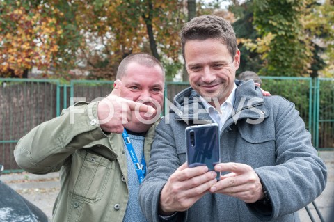  22.10.2018 WARSZAWA<br />PREZYDENT ELEKT RAFAL TRASKOWSKI ROZDAJE PACZKI I KAWE<br />N/Z RAFAL TRZASKOWSKI<br /> 