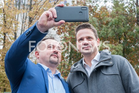  22.10.2018 WARSZAWA<br />PREZYDENT ELEKT RAFAL TRASKOWSKI ROZDAJE PACZKI I KAWE<br />N/Z RAFAL TRZASKOWSKI<br /> 