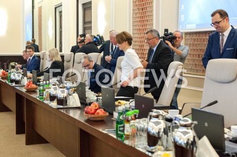  23.10.2018 WARSZAWA<br />KANCELARIA PREZESA RADY MINISTROW<br />POSIEDZENIE RADY MINISTROW RZADU<br />N/Z JADWIGA EMILEWICZ ANDRZEJ ADAMCZYK JERZY KWIECINSKI SALA OBRAD WIDOK VIEW<br /> 