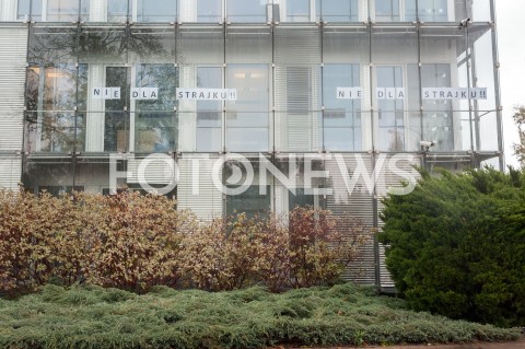  25.10.2018 WARSZAWA<br />KOLEJNY DZIEN STRAJKU PILOTOW I PERSONELU POKLADOWEGO POLSKICH LINII LOTNICZYCH LOT<br />N/Z BUDYNEK SIEDZIBA LOT NAPIS TABLICA NIE DLA STRAJKU<br /> 
