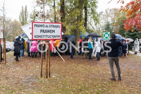  25.10.2018 WARSZAWA<br />KOLEJNY DZIEN STRAJKU PILOTOW I PERSONELU POKLADOWEGO POLSKICH LINII LOTNICZYCH LOT<br />N/Z UCZESTNICY WYDARZENIA MANIFESTANCI NAPIS TABLICA PRAWO DO STRAJKU PRAWEM KONSTYTUCYJNYM<br /> 