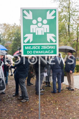  25.10.2018 WARSZAWA<br />KOLEJNY DZIEN STRAJKU PILOTOW I PERSONELU POKLADOWEGO POLSKICH LINII LOTNICZYCH LOT<br />N/Z UCZESTNICY WYDARZENIA MANIFESTANCI NAPIS TABLICA INFORMACYJNA MIEJSCE ZBIORKI DO EWAKUACJI<br /> 