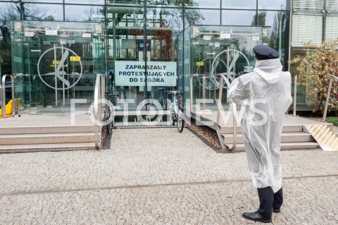  25.10.2018 WARSZAWA<br />KOLEJNY DZIEN STRAJKU PILOTOW I PERSONELU POKLADOWEGO POLSKICH LINII LOTNICZYCH LOT<br />N/Z UCZESTNICY WYDARZENIA MANIFESTANCI KAPITAN PILOT TABLICA INFORMACYJNA NAPIS ZAPRASZAMY PROTESTUJACYCH DO SRODKA<br /> 