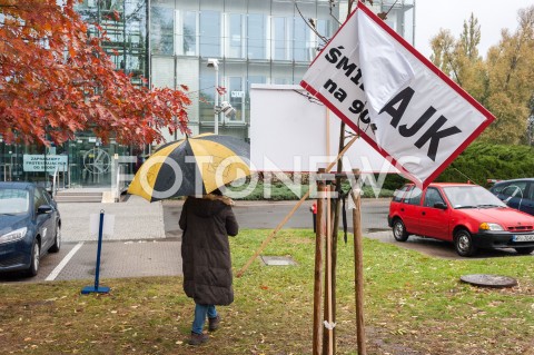  25.10.2018 WARSZAWA<br />KOLEJNY DZIEN STRAJKU PILOTOW I PERSONELU POKLADOWEGO POLSKICH LINII LOTNICZYCH LOT<br />N/Z UCZESTNICY WYDARZENIA MANIFESTANCI TABLICA INFORMACYJNA NAPIS STRAJK SMIECIOWKI<br /> 