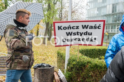  25.10.2018 WARSZAWA<br />KOLEJNY DZIEN STRAJKU PILOTOW I PERSONELU POKLADOWEGO POLSKICH LINII LOTNICZYCH LOT<br />N/Z UCZESTNICY WYDARZENIA MANIFESTANCI NAPIS TABLICA INFORMACYJNA KONCZ WASC WSTYDU OSZCZEDZ<br /> 