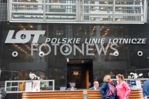  25.10.2018 WARSZAWA<br />KOLEJNY DZIEN STRAJKU PILOTOW I PERSONELU POKLADOWEGO POLSKICH LINII LOTNICZYCH LOT<br />N/Z NAPIS LOT POLSKIE LINIE LOTNICZE W HALLU HALL<br /> 