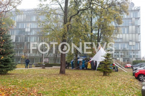 25.10.2018 WARSZAWA<br />KOLEJNY DZIEN STRAJKU PILOTOW I PERSONELU POKLADOWEGO POLSKICH LINII LOTNICZYCH LOT<br />N/Z UCZESTNICY WYDARZENIA MANIFESTANCI BUDYNEK SIEDZIBA LOT W DESZCZU<br /> 