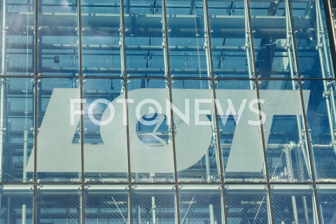  25.10.2018 WARSZAWA<br />KOLEJNY DZIEN STRAJKU PILOTOW I PERSONELU POKLADOWEGO POLSKICH LINII LOTNICZYCH LOT<br />N/Z NAPIS LOT NA BUDYNKU SIEDZIBIE BUDYNEK SIEDZIBA<br /> 