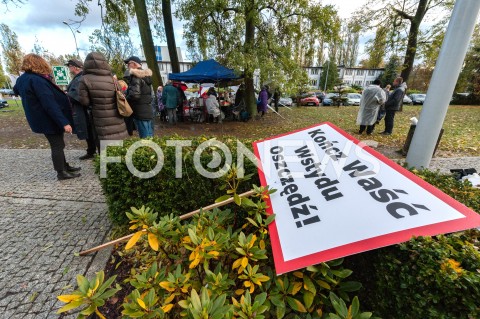  25.10.2018 WARSZAWA<br />KOLEJNY DZIEN STRAJKU PILOTOW I PERSONELU POKLADOWEGO POLSKICH LINII LOTNICZYCH LOT<br />N/Z UCZESTNICY WYDARZENIA MANIFESTANCI TABLICA NAPIS KONCZ WASC WSTYDU OSZCZEDZ<br /> 