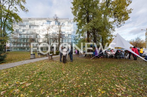  25.10.2018 WARSZAWA<br />KOLEJNY DZIEN STRAJKU PILOTOW I PERSONELU POKLADOWEGO POLSKICH LINII LOTNICZYCH LOT<br />N/Z UCZESTNICY WYDARZENIA MANIFESTANCI NA TLE BUDYNKU SIEDZIBY LOT<br /> 