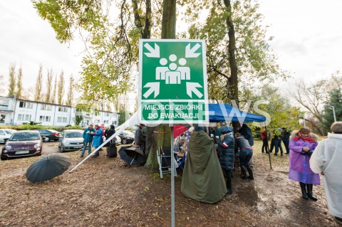  25.10.2018 WARSZAWA<br />KOLEJNY DZIEN STRAJKU PILOTOW I PERSONELU POKLADOWEGO POLSKICH LINII LOTNICZYCH LOT<br />N/Z UCZESTNICY WYDARZENIA MANIFESTANCI NAPIS TABLICA MIEJSCE ZBIORKI DO EWAKUACJI<br /> 