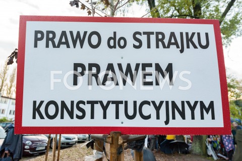  25.10.2018 WARSZAWA<br />KOLEJNY DZIEN STRAJKU PILOTOW I PERSONELU POKLADOWEGO POLSKICH LINII LOTNICZYCH LOT<br />N/Z TABLICA NAPIS PRAWO DO STRAJKU PRAWEM KONSTYTUCYJNYM<br /> 