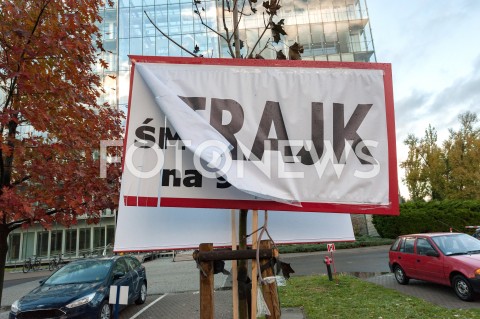  25.10.2018 WARSZAWA<br />KOLEJNY DZIEN STRAJKU PILOTOW I PERSONELU POKLADOWEGO POLSKICH LINII LOTNICZYCH LOT<br />N/Z NAPIS TABLICA STRAJK SMIECIOWKI NA TLE BUDYNKU SIEDZIBY LOT<br /> 