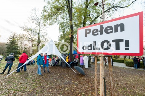  25.10.2018 WARSZAWA<br />KOLEJNY DZIEN STRAJKU PILOTOW I PERSONELU POKLADOWEGO POLSKICH LINII LOTNICZYCH LOT<br />N/Z UCZESTNICY WYDARZENIA MANIFESTANCI NAPIS TABLICA INFORMACYJNA PELEN ODLOT!<br /> 