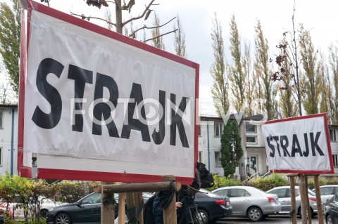  26.10.2018 WARSZAWA<br />DZIEWIATY DZIEN STRAJKU PRACOWNIKOW PLL LOT<br />N/Z TABLICA INFORMACYJNA NAPIS STRAJK<br /> 