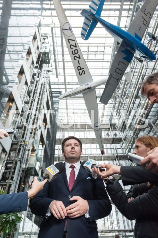  26.10.2018 WARSZAWA<br />DZIEWIATY DZIEN STRAJKU PRACOWNIKOW PLL LOT<br />N/Z ADRIAN KUBICKI RZECZNIK PLL LOT<br /> 