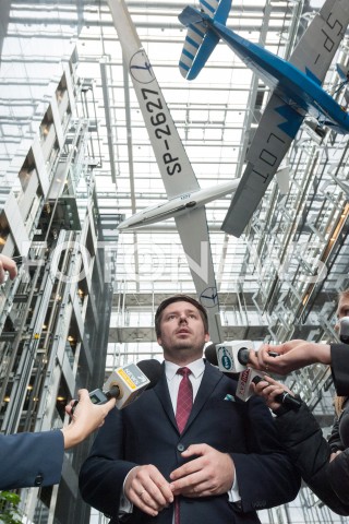  26.10.2018 WARSZAWA<br />DZIEWIATY DZIEN STRAJKU PRACOWNIKOW PLL LOT<br />N/Z ADRIAN KUBICKI RZECZNIK PLL LOT<br /> 