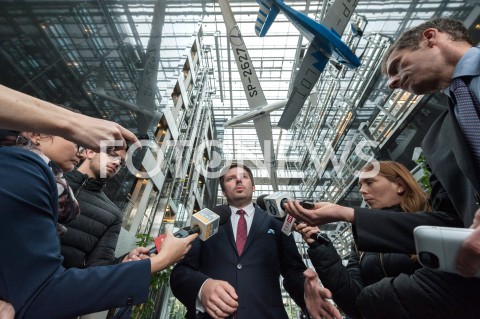  26.10.2018 WARSZAWA<br />DZIEWIATY DZIEN STRAJKU PRACOWNIKOW PLL LOT<br />N/Z ADRIAN KUBICKI RZECZNIK PLL LOT<br /> 