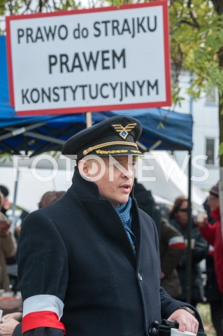  26.10.2018 WARSZAWA<br />DZIEWIATY DZIEN STRAJKU PRACOWNIKOW PLL LOT<br />N/Z LESZEK GRZESZCZYK KAPITAN PILOT<br /> 