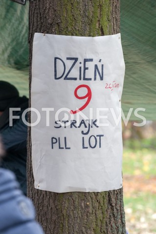  26.10.2018 WARSZAWA<br />DZIEWIATY DZIEN STRAJKU PRACOWNIKOW PLL LOT<br />N/Z TABLICA INFORMACYJNA NAPIS DZIEN 9 STRAJK PLL LOT<br /> 
