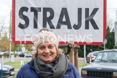  26.10.2018 WARSZAWA<br />DZIEWIATY DZIEN STRAJKU PRACOWNIKOW PLL LOT<br />N/Z MONIKA ZELAZIK PRZEWODNICZACA ZWIAZKU ZAWODOWEGO PERSONELU POKLADOWEGO I LOTNICZEGO<br /> 